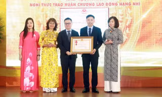 Tạp chí Người làm báo nhận Huân chương Lao động hạng Nhì