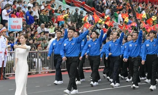 Đoàn viên thanh niên diễu hành kỷ niệm 70 năm Chiến thắng Điện Biên Phủ