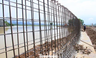 Cận cảnh đê bê tông đang gấp rút hoàn thành để ngăn lụt cho Hà Nội