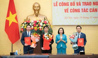 Trao nghị quyết bổ nhiệm Trợ lý Chủ tịch Quốc hội