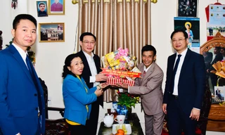 Bí thư Hà Nội tặng nhà Đại đoàn kết, chúc mừng Giáng sinh