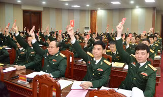Các đại biểu biểu quyết tại ĐH Đảng bộ Bộ Tư lệnh Thủ đô Hà Nội