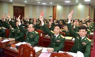 Các đại biểu biểu quyết tại ĐH Đảng bộ Bộ Tư lệnh Thủ đô Hà Nội