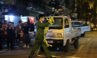 Cận cảnh thời khắc gỡ lệnh cách ly ở phố Trúc Bạch