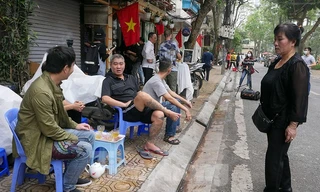 Người dân phố Trúc Bạch thảnh thơi nói chuyện trên vỉa hè sáng 21/3. Ảnh: Mạnh Thắng