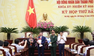 Lãnh đạo HĐND và UBND thành phố tặng hoa chúc mừng hai tân ủy viên UBND thành phố Hà Nội