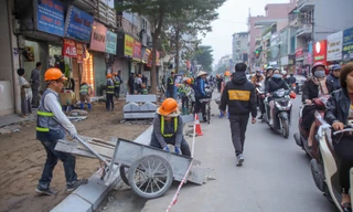 Phố 'siêu tắc' Khâm Thiên lại đào xới, lát hè dịp cận Tết