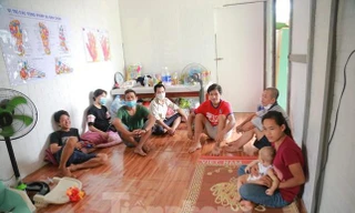 7 công nhân phải ngủ vạ vật cảnh màn trời chiếu đất ở gầm cầu vành đai 3 đoạn đối diện Bến xe Mỹ Đình những ngày qua đã có 1 cái kết thật đẹp. Họ được một số nhà hảo tâm giúp đỡ có nơi ở tạm mới tại phường Hà Cầu, quận Hà Đông, Hà Nội từ đêm qua 14/08. Ảnh: Nguyễn Trọng Tài