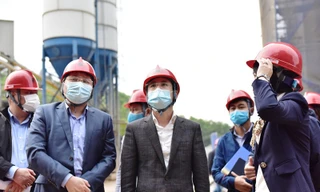 Phó Chủ tịch UBND thành phố Hà Nội Nguyễn Trọng Đông trao đổi với các đơn vị có liên quan tại công trường xây dựng Nhà máy đốt rác phát điện Thiên Ý