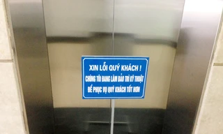 Thang máy chung cư tái định cư Hà Nội: Vỏ một loại, ruột một loại