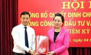 Phó Bí thư Thường trực Thành ủy Hà Nội Ngô Thị Thanh Hằng trao quyết định chuẩn y chức danh Bí thư Đảng ủy Tổng công ty Đầu tư và phát triển nhà Hà Nội cho ông Trương Hải Long. 
