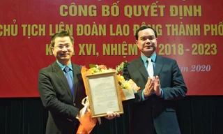 Chủ tịch Tổng Liên đoàn Lao động Việt Nam Nguyễn Đình Khang trao quyết định và tặng hoa chúc mừng Chủ tịch Liên đoàn Lao động thành phố Hà Nội Nguyễn Phi Thường. 