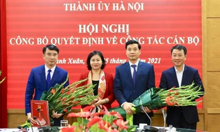 Phó Bí thư Thường trực Thành ủy Hà Nội Nguyễn Thị Tuyến trao quyết định cho ông Nguyễn Xuân Lưu (ngoài cùng bên trái) và ông Nguyễn Việt Hà (thứ hai bên phải)