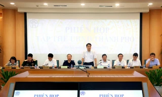 Chủ tịch UBND thành phố Nguyễn Đức Chung phát biểu tại phiên họp