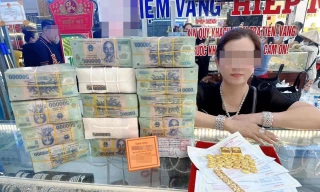 Thực hư một phụ nữ trúng số độc đắc 9 tỷ đồng, rạng rỡ mua vàng bên 'đống tiền' 