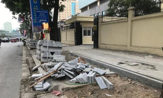 Vì sao vỉa hè lát đá ngổn ngang trên phố Nguyễn Chí Thanh?
