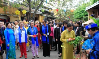 Phu nhân Chủ tịch nước dạo phố cổ Hội An cùng quan khách