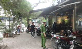 Xử lý quán cà phê lấn chiếm vỉa hè ở khu đô thị đông dân nhất Hà Nội