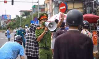 Hà Nội vẫn kiểm soát giấy đi đường trong khi chờ chỉ đạo từ thành phố