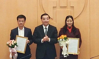 Chủ tịch UBND thành phố Hà Nội trao quyết định cho ông Bùi Duy Cường và bà Trần Thị Phương Lan