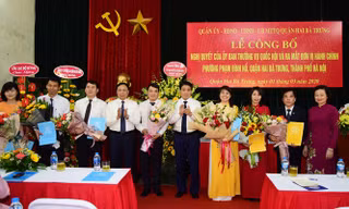 Chủ tịch UBND thành phố Hà Nội Nguyễn Đức Chung tặng hoa, chúc mừng lãnh đạo phường Phạm Đình Hổ. Ảnh: HNM