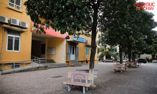 Cho dù vào khoảng thời gian 16-17h, nhưng phía dưới sân chung cư 54 Hạ Đình không một bóng người - Ảnh: GD&TĐ