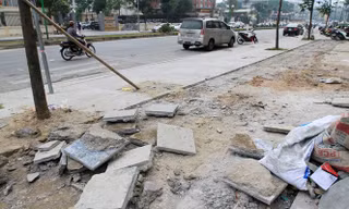 Vỉa hè lát đá ở Hà Đông vừa đưa vào sử dụng đã phải lật lên lát lại. Ảnh: Trường Phong