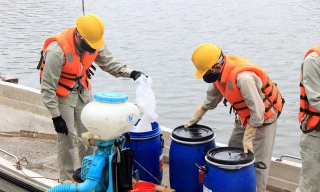 Nhiều hồ ở Hà Nội được xử lý ô nhiễm bằng chế phẩm RedOxy-3C