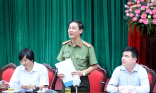 Thượng tá Phạm Tùng Vân trả lời câu hỏi của báo chí. Ảnh: Thành An