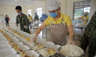 Bữa ăn cho người cách ly Covid-19 ở trường Quân sự - Bộ Tư lệnh Thủ đô Hà Nội