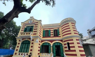 Quét thử vôi để tìm màu gốc của biệt thự cổ trên 'đất vàng' Hà Nội