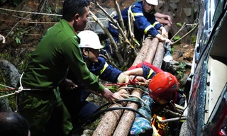 Gần 10 giờ nỗ lực cứu nam thanh niên rơi xuống hố sâu 50m ở Hà Giang