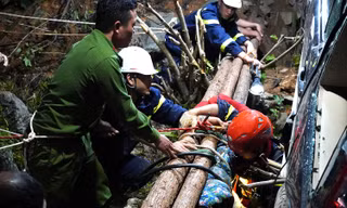 Gần 10 giờ nỗ lực cứu nam thanh niên rơi xuống hố sâu 50m ở Hà Giang