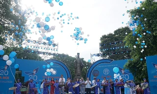 10.000 người đi bộ kỷ niệm 20 năm Hà Nội nhận danh hiệu Thành phố Vì hòa bình