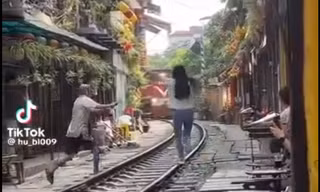 Hà Nội: Xử lý 'nóng' vi phạm tại khu vực cà phê đường tàu