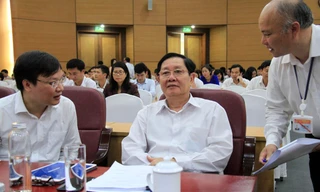 Bộ trưởng Bộ Nội vụ Lê Vĩnh Tân (giữa). Ảnh: Trường Phong