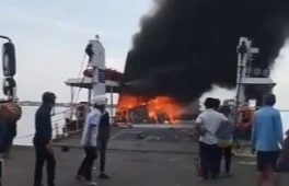 Thanh niên đổ xăng đốt xe trên phà khiến hàng loạt xe máy cháy rụi