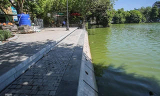 Một đoạn thí điểm kè hồ Hoàn Kiếm bằng công nghệ bê tông cốt sợi - Ảnh: Duy Phạm