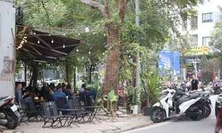 Vỉa hè, lòng đường khu đô thị đông dân nhất Hà Nội vẫn bị chiếm dụng tràn lan