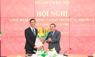 Trao quyết định của Ban Thường vụ Thành ủy Hà Nội về công tác cán bộ