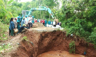 Lực lượng tại chỗ của xã Bột Xuyên, huyện Mỹ Đức (thành phố Hà Nội) xử lý sự cố sập cống xả qua đê hữu Đáy. Ảnh: HNM