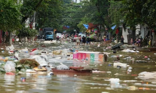 'Biển rác' nổi trên nước lũ ở Tuyên Quang