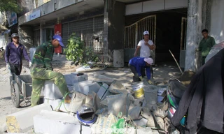 Nhiều tuyến phố Hà Nội đào xới, lát đá vỉa hè cuối năm