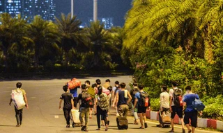 Lao động tự do đi bộ ở Đại lộ Thăng Long về quê. Ảnh: Người lao động