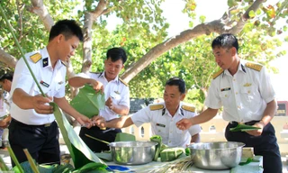 Ngoài những chiếc bánh chưng bình thường, ở Trường Sa còn gói bánh chưng bằng lá bàng vuông. 