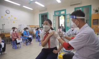 Hà Nội giao chỉ tiêu tiêm vắc xin COVID-19 đến cấp xã, yêu cầu chịu trách nhiệm về kết quả