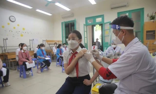 Hà Nội giao chỉ tiêu tiêm vắc xin COVID-19 đến cấp xã, yêu cầu chịu trách nhiệm về kết quả