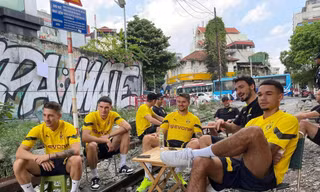 Hà Nội: Để cầu thủ Dortmund ngồi cà phê đường tàu, chủ quán bị lập biên bản