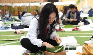 Trổ tài gói bánh chưng trong ngày hội Tết ấm áp 2019