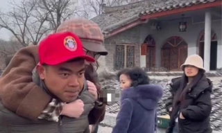 Khách Việt cõng cô gái vượt nghìn bậc đá đi cấp cứu gây xôn xao ở Trung Quốc